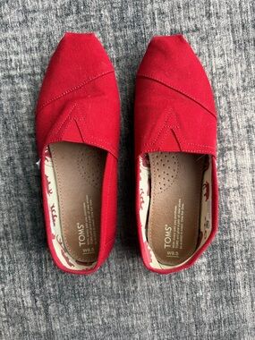 Toms Women's Classic Slip-On Flats in Red Canvas